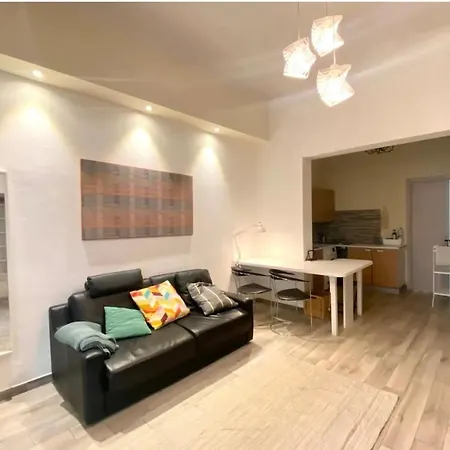 Daire Cosy Modern Flat Private Patio Floransa